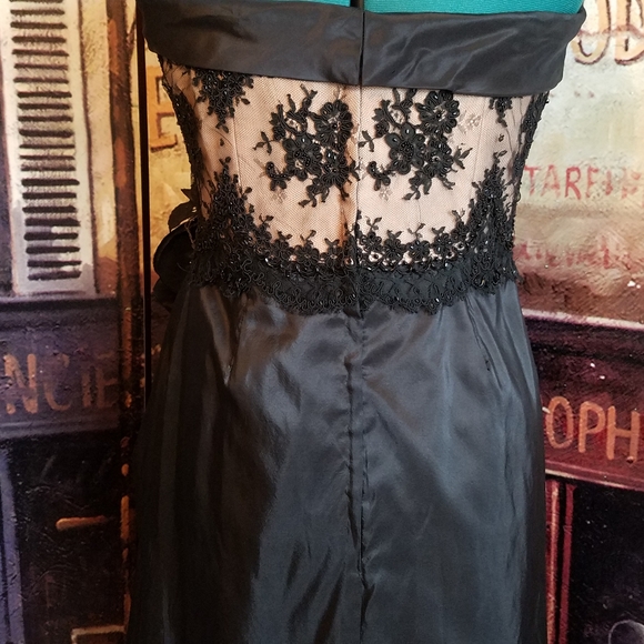 Strapless hand sewn silk gown with rose accent - Picture 15 of 16